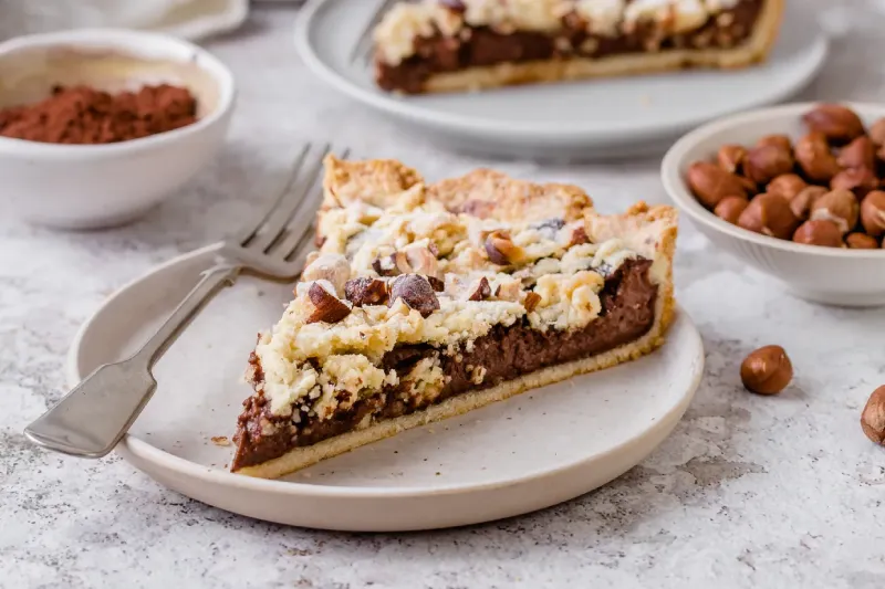 Prhka čokoladna pita s čupavim posipom od lješnjaka