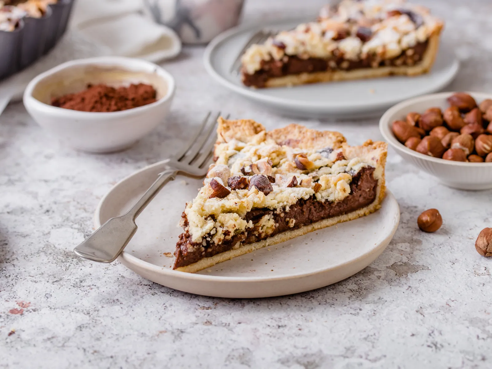 Prhka čokoladna pita s čupavim posipom od lješnjaka